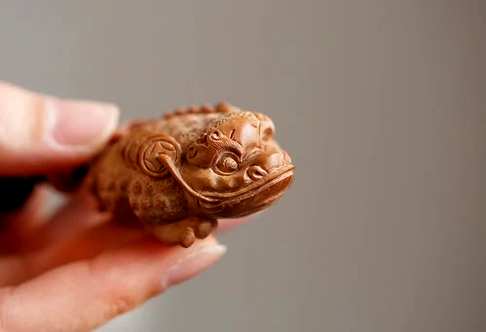 古人认为金蟾是吉祥之物,有＂吐宝发财,财源广进＂的美好寓意,所