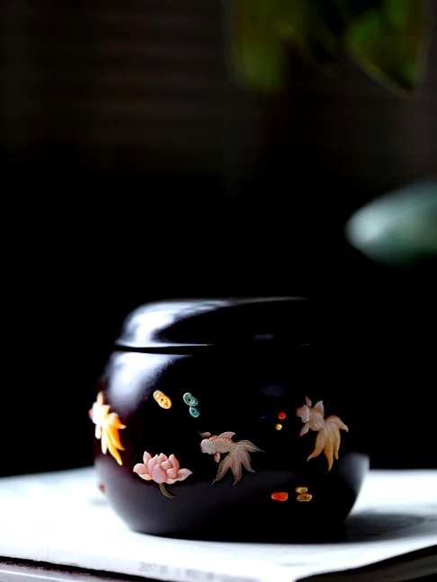 『连年有余』茶叶罐,紫檀色泽包浆浑厚,器形饱满,青金绿松彩