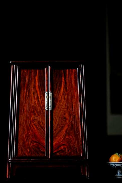 大红酸枝圆角柜,取水波纹全独板车制,柜门对开纹,品相完整且精美