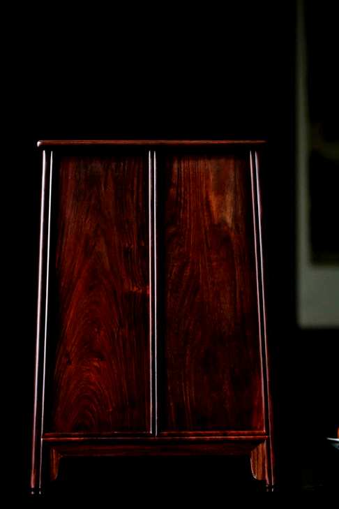 大红酸枝圆角柜,取水波纹全独板车制,柜门对开纹,品相完整且精美
