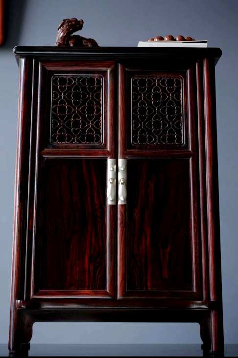 大红酸枝圆角柜精选好料 对开柜门 上层透格十字如意 下层一木